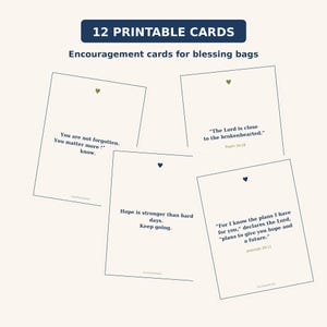 Peut inclure: Un ensemble de 12 cartes d'encouragement imprimables pour sacs de bénédiction, composées de cartes rectangulaires blanches avec du texte bleu foncé et de petites icônes en forme de cœur. Les cartes présentent des citations inspirantes telles que You are not forgotten, The Lord is close to the brokenhearted, Hope is stronger than hard days et For I know the plans I have for you.