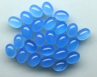 Naturalny niebieski chalcedon w kształcie kaboszonu, kalibrowany owalny kamień szlachetny (5 x 7 mm)