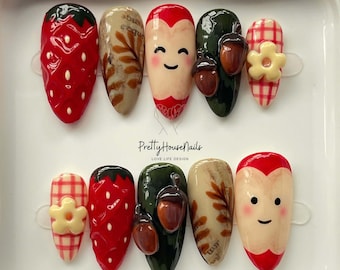 Unghie finte a forma di fragola dipinte a mano, set di unghie a mandorla con nail art autunnale a forma di ghianda e plaid, unghie con personaggi kawaii, unghie estive uniche