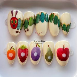 Handgefertigte Presse auf Nägel inspiriert von der sehr hungrigen Raupe, süßes Obst & Käfer Nagel-Set, wunderliches Kinder Bilderbuch Nagel Design Geschenk