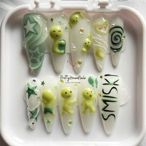 Uñas postizas únicas de Smiski, uñas postizas con temática Kawaii de Smiski, arte de uñas con estrellas de Smiski, uñas de dibujos animados de anime de moda, uñas japonesas, regalo para ella