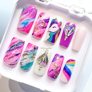 Nakładki na paznokcie „Unicorn Lover Press On Nails”, spersonalizowane wzory z motywami kreskówkowymi, sztuczne paznokcie w 7 kolorach tęczy, świeży wygląd sztucznych paznokci na imprezę, festiwal.