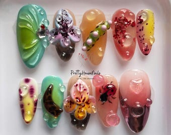 Handgefertigte Press On Nails mit 3D Blumengarten, Marienkäfer, farbenfroher Frühlingsnailart, niedlichem Insekt & Blumenmandelnagel-Set, Sommernägeln.