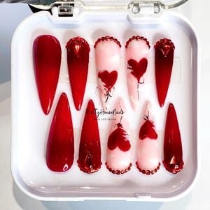 Glamour Red Press On Nails, Valentinsnagel-Set mit Herzdesign, niedlicher Schleife und Swarovski-Fake-Nägeln, entzückende 3D-Erhabene Kunst, Muttertagsgeschenk