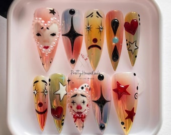 Uñas postizas de edición limitada con temática de payaso, uñas largas con punta de aguja, diseño audaz y vibrante inspirado en el carnaval, diseño único y artístico.