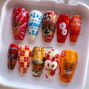 Uñas de zorro pintadas a mano con prensa de jugo, uñas con arte caprichoso de manzana roja y dibujos animados, lindo juego de uñas con estética otoñal cottagecore, uñas de fantasía.