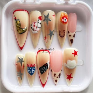 Unghie finte personalizzate con effetto Cowboy Carter, nail art a tema Route 66 Vegas Dice Poker, unghie lunghe a stiletto con stampa retrò per uno stile unico, unghie da casinò