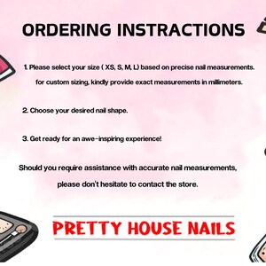 Pu&ograve; includere: Immagine con testo: "ORDERING INSTRUCTIONS" e "PRETTY HOUSE NAILS". Le istruzioni includono la selezione della misura dell'unghia (XS, S, M, L), la scelta della forma dell'unghia e la fornitura di misure in millimetri per dimensioni personalizzate. Illustrazioni di trucco circondano il testo.