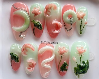 Uñas postizas inspiradas en el arte de uñas asiático con diseño de serpiente, jade, pez koi y loto. Uñas postizas únicas inspiradas en serpientes y diseño de flores en 3D.