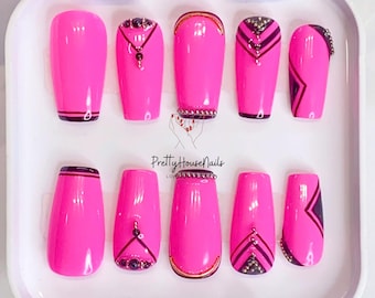Unhas postiças com coroa de louros, unhas com cola floral preta e rosa, unhas curtas estilo caixão, unhas com glitter, unhas da moda, unhas de acrílico, unhas de primavera.