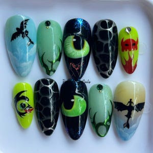 Handgemachte Drachen Nail Art Press On Nails, Ohnezahn inspiriert Fantasy Nägel, Cartoon Mandel Nagel, wiederverwendbarer benutzerdefinierter Nagel, Geschenk für Drachenliebhaber