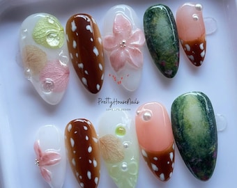 Juego de decoración de uñas inspirado en la naturaleza con hojas de otoño, verde bosque, flores 3D, uñas postizas de almendra hechas a mano, uñas marrones y uñas con puntas francesas.