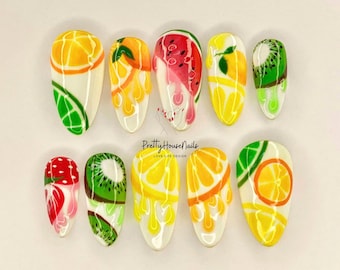 Ongles inspirés d'un jardin tropical | Ensemble d'ongles peints à la main colorés naturels | Ongles Summer Vibe| Faux ongles | Mangue, orange, fraise.