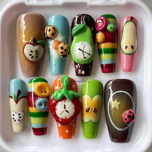 Uñas postizas de frutas kawaii pintadas a mano, juego de uñas estilo ataúd largo con lindas mariquitas de manzana, pera y fresa en 3D, arte de uñas de dibujos animados coloridos.