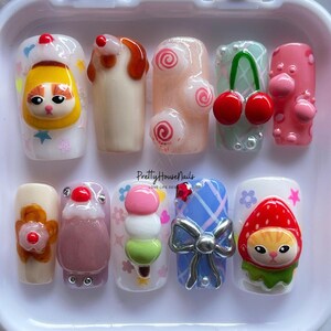 Grillige 3D kawaii cartoon pers op nagels, vierkante nagelset met schattige kat, kers, ijs, vakantie-/feestnagels, kleurrijke nagels als cadeau.