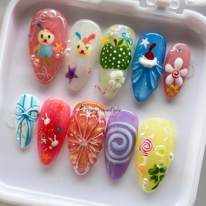 Uñas postizas artesanales caprichosas, juego de uñas de dibujos animados con conejitos lindos, frutas, dulces, arte de uñas brillante, divertido y juguetón para una apariencia alegre.