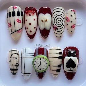 Uñas postizas de Alicia en el País de las Maravillas hechas a mano, diseño de reloj caprichoso, tarjetas, espiral, arte de uñas musical, uñas festivas, idea de regalo única de juego de uñas de fantasía.