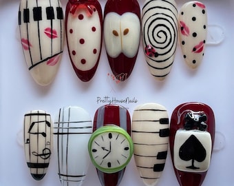 Ręcznie robione Alicja w Krainie Czarów Press On Nails, Fantazyjny zegar, Karty, Spirala, Muzyczna sztuka paznokci, Paznokcie świąteczne, Unikalny zestaw do paznokci fantasy Pomysł na prezent