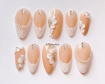 Atemberaubende künstliche künstliche Nägel mit Blumenmuster, 3D-Blumen-Französisch-Spitzen Nail Art, trendiges Frühlings- und Sommernagelset, funkelnder Glitzer und künstliche Nägel mit Blumen.