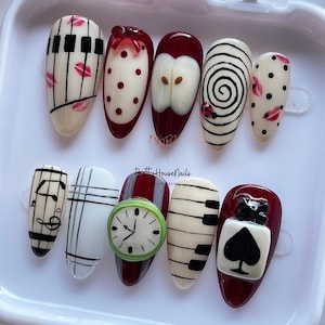 Unghie finte Alice nel Paese delle Meraviglie fatte a mano, orologio stravagante, carte, spirale, nail art musicale, idea regalo unica per un set di unghie fantasy, unghie per le feste