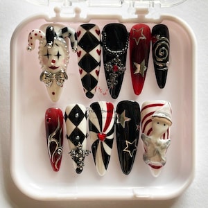 Ręcznie robione paznokcie z motywem klauna Harlequin, zestaw długich szpilek w kolorze czerwonym i czarnym, wyjątkowy wzór paznokci w stylu gotyckiego klauna, idealny na cosplay/bal, prezent