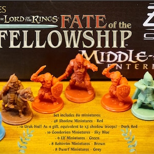 Puede incluir: Colección de figuras en miniatura del juego de mesa El Señor de los Anillos: El Destino de la Comunidad. El conjunto incluye 80 miniaturas en varios colores, como rojo, azul cielo, verde, marrón y gris. El arte de la caja es visible.