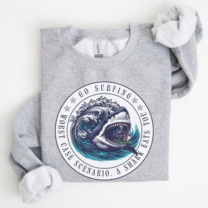 Felpa con lo scenario peggiore, felpa da surfista, magliette da trekking, camicie da esterno, maglietta con grafica oceano, maglione girocollo con squalo, regalo di umorismo nero