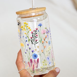 押し花のガラスタンブラー 蜂のビール缶型ガラス 蓋付き ストロー アイスコーヒー 紅茶 ヴィンテージ フローラル ガーデン コテージコア ギフト 16 液量オンス