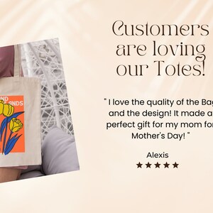 Może przedstawiać: Biała torba typu tote z pł&oacute;tna z kolorowym wzorem ż&oacute;łtych tulipan&oacute;w i niebieskich liści na pomarańczowym tle. Tekst "HOLLAND NETHERLANDS" jest nadrukowany na torbie czarnym kolorem. Opinia klienta brzmi: "Uwielbiam jakość torby i jej design! To był idealny prezent dla mojej mamy na Dzień Matki!" - Alexis.