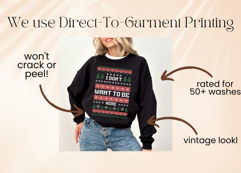 K&ouml;nnte beinhalten: Schwarzes Sweatshirt mit einem festlichen Design mit der Aufschrift "I DON'T WANT TO BE HERE". Das Design umfasst Weihnachtsb&auml;ume und Schneeflocken. Das Sweatshirt ist f&uuml;r &uuml;ber 50 W&auml;schen ausgelegt und hat einen Vintage-Look.