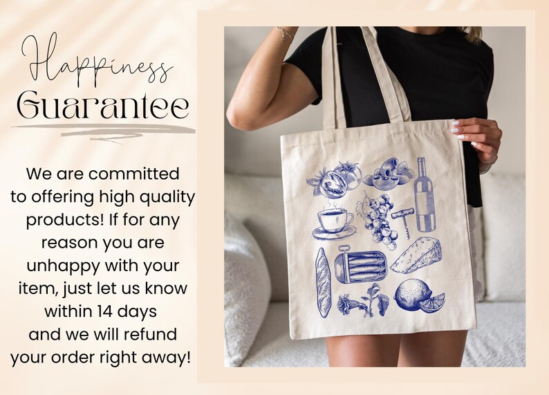 K&ouml;nnte beinhalten: Eine wei&szlig;e Canvas-Tragetasche mit blauen Illustrationen von Speisen und Getr&auml;nken, darunter Trauben, Brot, K&auml;se, eine Flasche Wein und eine Tasse Kaffee. Der Text "Happiness Guarantee" ist oben auf der Tasche aufgedruckt.