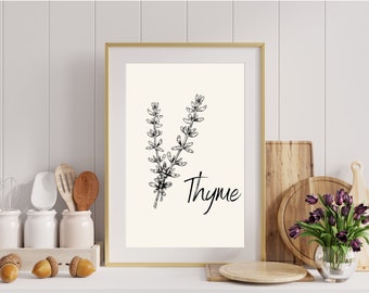Op de afbeelding: Een zwart-witte lijntekening van een takje tijm met het woord "Tijm" eronder in cursief. De tekening is ingelijst in een gouden lijst en hangt aan een witte muur.