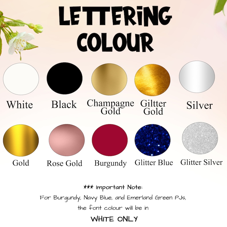 Op de afbeelding: Kleurenkaart met letteropties. De kaart bevat wit, zwart, champagne goud, glitter goud, zilver, goud, ros&eacute;goud, bordeaux, glitter blauw en glitter zilver. Een notitie geeft aan dat bordeaux, marineblauw en smaragdgroene pyjama's witte letters zullen hebben.