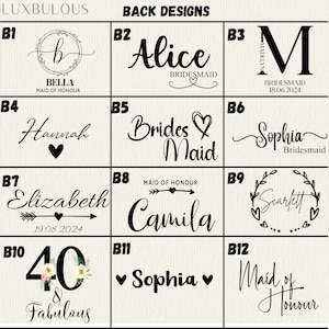 Op de afbeelding: Een raster van twaalf ontwerpopties voor de achterkant van een item, met verschillende namen, titels en datums in elegante lettertypen. Ontwerpen omvatten namen als "Alice" en "Sophia", titels zoals "Bruidsmeisje" en datums.