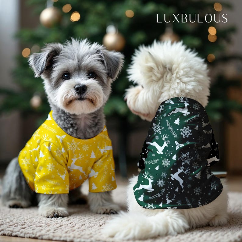 Pode incluir: Dois c&atilde;es pequenos vestindo camisas com tema de Natal. Um c&atilde;o tem uma camisa amarela com renas brancas e padr&otilde;es de flocos de neve. O outro c&atilde;o veste uma camisa verde escura com renas brancas e padr&otilde;es de flocos de neve. A palavra "LUXBULOUS" &eacute; vis&iacute;vel.