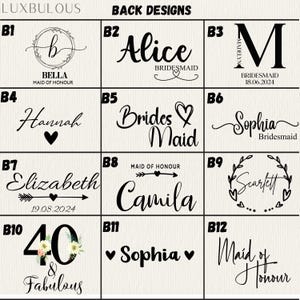 Op de afbeelding: Een raster van twaalf ontwerpopties voor de achterkant van een product, met namen, initialen en zinnen in elegante lettertypen. Ontwerpen omvatten namen als "Alice" en "Sophia", en zinnen als "Bruidsmeisje" en "Maid of Honour".