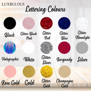 Op de afbeelding: Een kleurenkaart met letterkleuren, waaronder zwarte, roze, rode, blauwe en witte glitteropties. Andere kleuren zijn holografisch, wit, zilver, bordeauxrood, ros&eacute;goud, goud en champagne goud. De tekst "Lettering Colours" staat bovenaan.