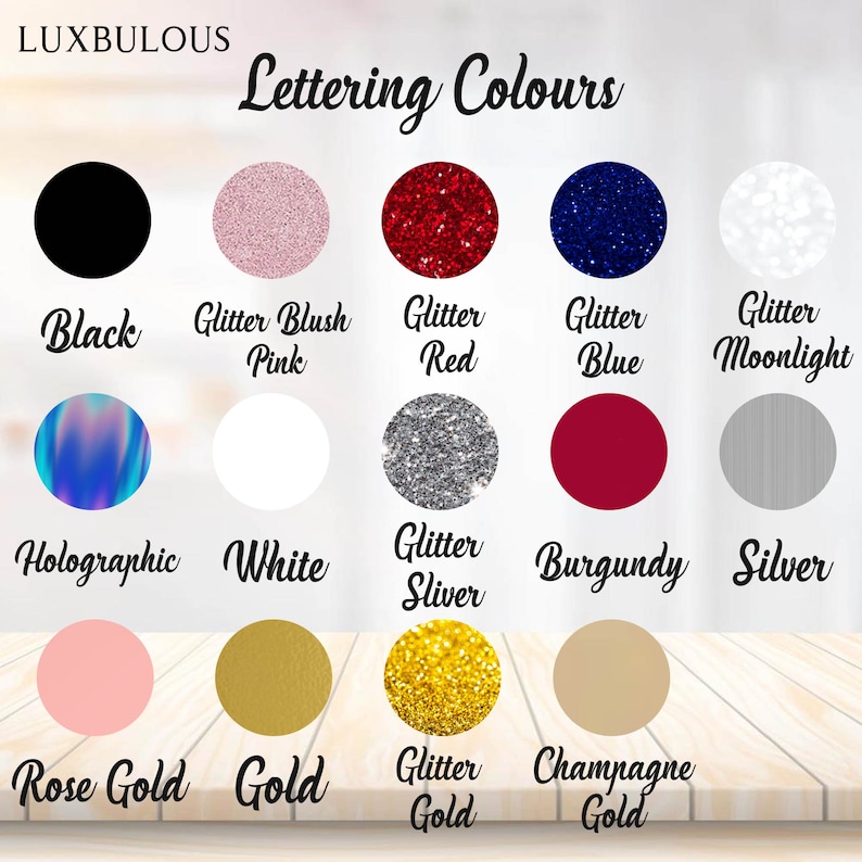 Op de afbeelding: Een kleurenkaart met letterkleuren, waaronder zwarte, roze, rode, blauwe en witte glitteropties. Andere kleuren zijn holografisch, wit, zilver, bordeauxrood, ros&eacute;goud, goud en champagne goud. De tekst "Lettering Colours" staat bovenaan.