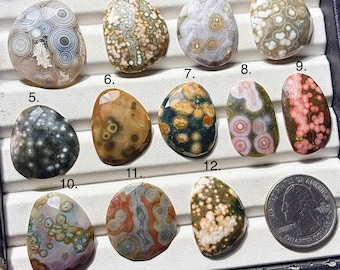 Bolvormige oceaanjaspis cabochons met roosgeslepen facetten: losse edelstenen met een natuurlijk patroon en platte achterkant voor het maken van sieraden.