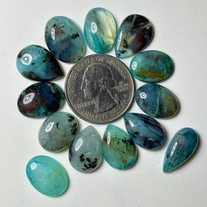 Cabochão de Opala Peruana: Pedra preciosa lisa para fabricação de joias (pedra solta de 16-17 mm em formatos variados)