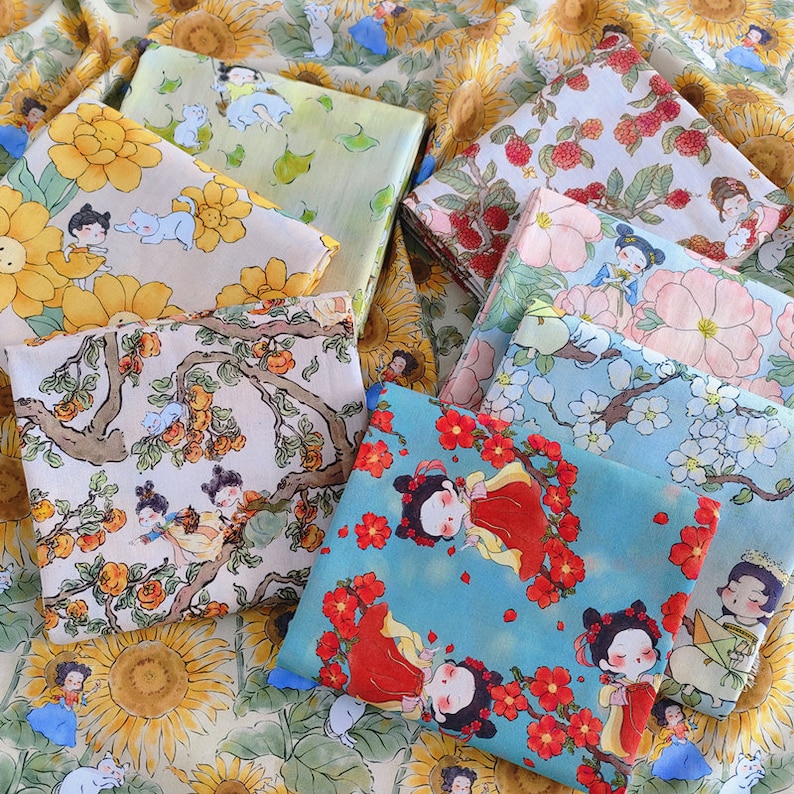 Puede incluir: Una colecci&oacute;n de cuadrados de tela coloridos con varios patrones, incluyendo florales, geom&eacute;tricos y personajes de dibujos animados. Las telas est&aacute;n dispuestas en capas y superpuestas, creando una exhibici&oacute;n visualmente atractiva y texturizada.