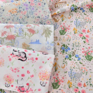 Tissu en coton avec fleurs, petits chats, tissu fin en popeline de coton, chaton en coton, tissu de courtepointe artisanal pour chatons, fleurs d'été