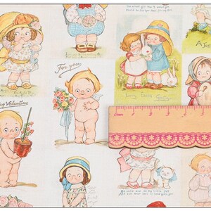 Pode incluir: Um fundo branco com um padr&atilde;o repetitivo de ilustra&ccedil;&otilde;es vintage de crian&ccedil;as. As ilustra&ccedil;&otilde;es apresentam crian&ccedil;as em v&aacute;rias poses, segurando flores, tocando instrumentos e interagindo com animais. As ilustra&ccedil;&otilde;es s&atilde;o em estilo de desenho animado e t&ecirc;m um toque caprichoso.