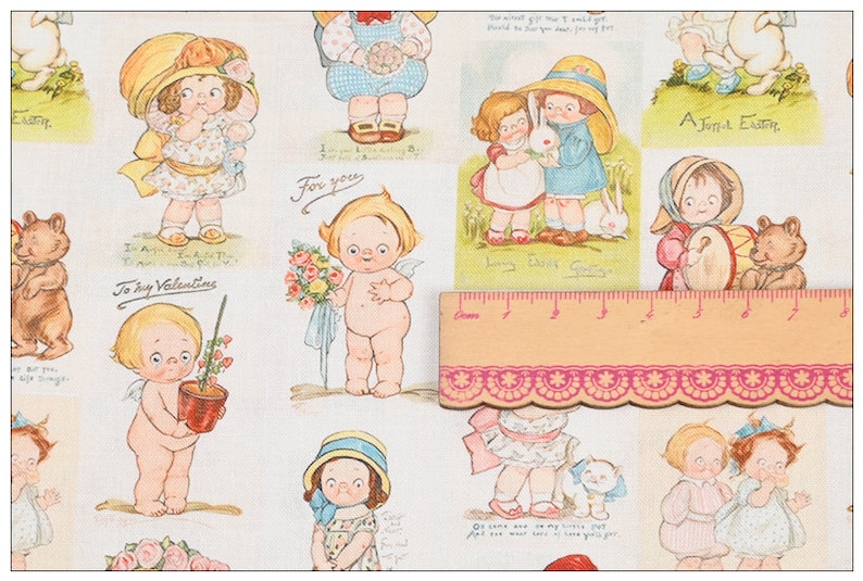 Pode incluir: Um fundo branco com um padr&atilde;o repetitivo de ilustra&ccedil;&otilde;es vintage de crian&ccedil;as. As ilustra&ccedil;&otilde;es apresentam crian&ccedil;as em v&aacute;rias poses, segurando flores, tocando instrumentos e interagindo com animais. As ilustra&ccedil;&otilde;es s&atilde;o em estilo de desenho animado e t&ecirc;m um toque caprichoso.