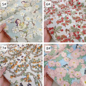 Puede incluir: Cuatro muestras de tela con diferentes patrones florales. La primera muestra presenta un fondo azul claro con flores blancas y una ni&ntilde;a sosteniendo una carta. La segunda muestra tiene un fondo crema con bayas rojas y una ni&ntilde;a sosteniendo una cesta. La tercera muestra tiene un fondo crema con flores naranjas y una ni&ntilde;a sosteniendo un p&aacute;jaro. La cuarta muestra tiene un fondo azul claro con flores rosas y una ni&ntilde;a sosteniendo una flor.