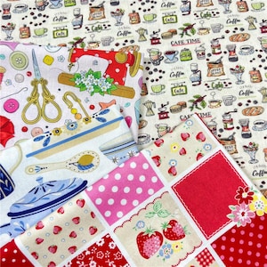 Może przedstawiać: Cztery różne próbki tkaniny z różnymi wzorami. Pierwsza próbka ma białe tło z czerwoną maszyną do szycia, nożyczkami, guzikami i wzorami kwiatowymi. Druga próbka ma białe tło z powtarzającym się wzorem filiżanek do kawy, ziaren kawy i tekstem "Cafe Time". Trzecia próbka ma beżowe tło z powtarzającym się wzorem truskawek i kwiatów. Czwarta próbka ma wzór w kratkę w kolorze czerwonym, białym i różowym z dużym czerwonym kwadratem w środku.