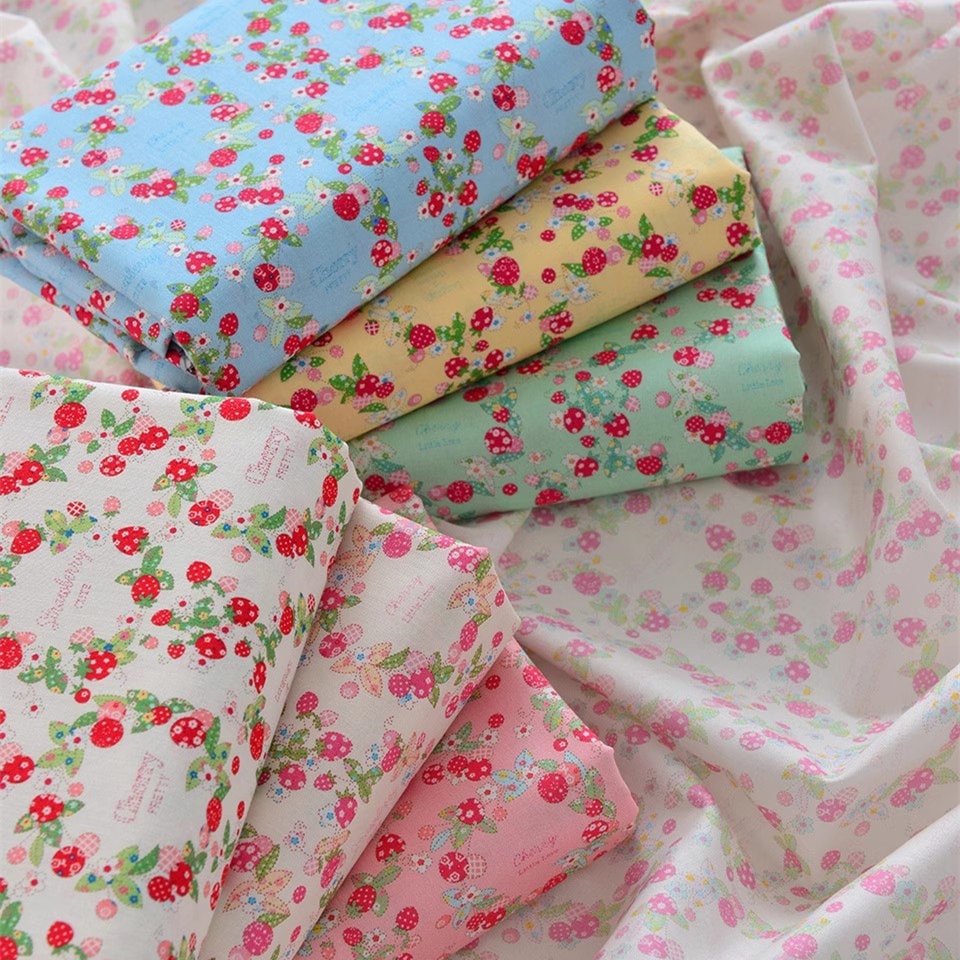 Erdbeer Kranz Stoff, Obst und Blumen Stoff Schwaden, Kirschen Stoff zum Basteln, Quilting Stoff, Blumen Baumwollstoff