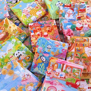 Peut inclure: Un assortiment de chutes de tissu colorées avec différents motifs, notamment des animaux, des fleurs et des motifs géométriques. Les tissus sont disposés de manière aléatoire, créant un affichage visuellement attrayant et vibrant.