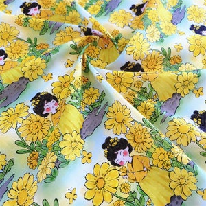 Puede incluir: Una tela azul claro con un patr&oacute;n repetitivo de flores amarillas, hojas verdes y ni&ntilde;as con vestidos amarillos. Las ni&ntilde;as sostienen flores y est&aacute;n rodeadas de mariposas.