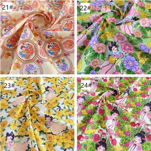 Puede incluir: Cuatro muestras de tela con diferentes patrones florales. Cada muestra presenta un patr&oacute;n repetitivo de flores y figuras en varios colores, incluyendo rosa, amarillo, verde y azul. Las muestras est&aacute;n etiquetadas con los n&uacute;meros 21, 22, 23 y 24.